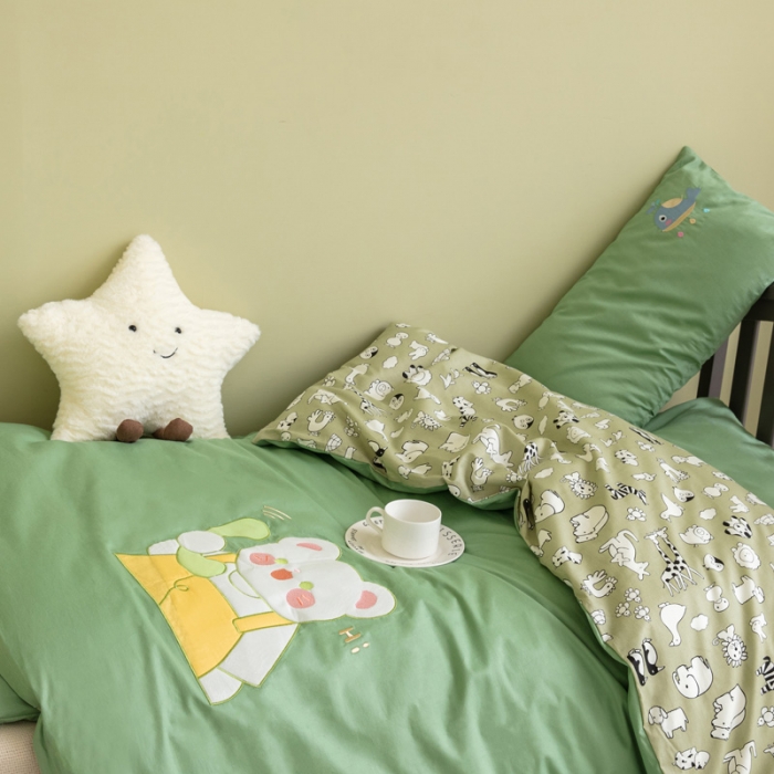 91家纺网 家纺一手货源 找家纺 喜多兔 2023新款40支13372纯棉小小梦绣花幼儿园被子三件套 绿色电话熊
