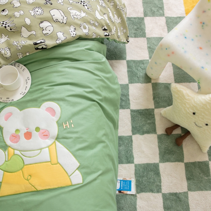 91家纺网 家纺一手货源 找家纺 喜多兔 2023新款40支13372纯棉小小梦绣花幼儿园被子三件套 绿色电话熊