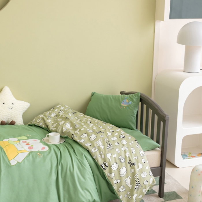 91家纺网 家纺一手货源 找家纺 喜多兔 2023新款40支13372纯棉小小梦绣花幼儿园被子三件套 绿色电话熊