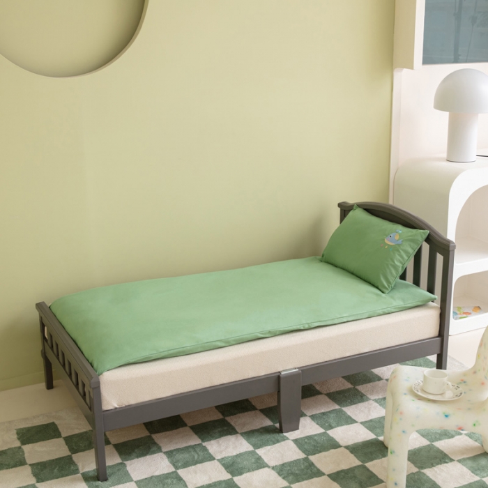 91家纺网 家纺一手货源 找家纺 喜多兔 2023新款40支13372纯棉小小梦绣花幼儿园被子三件套 绿色电话熊