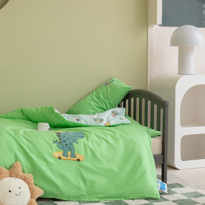 91家纺网 家纺一手货源 找家纺 喜多兔 2023新款40支13372纯棉小小梦绣花幼儿园被子三件套 绿色滑板恐龙