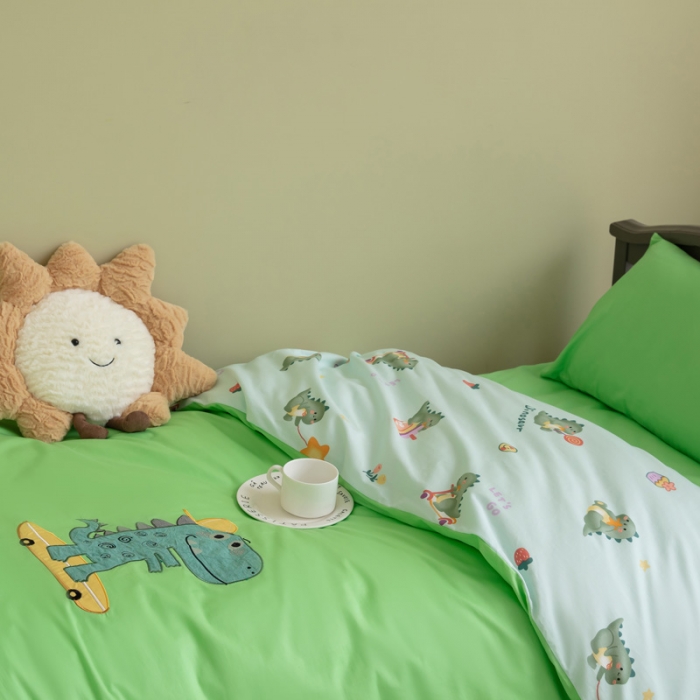 91家纺网 家纺一手货源 找家纺 喜多兔 2023新款40支13372纯棉小小梦绣花幼儿园被子三件套 绿色滑板恐龙