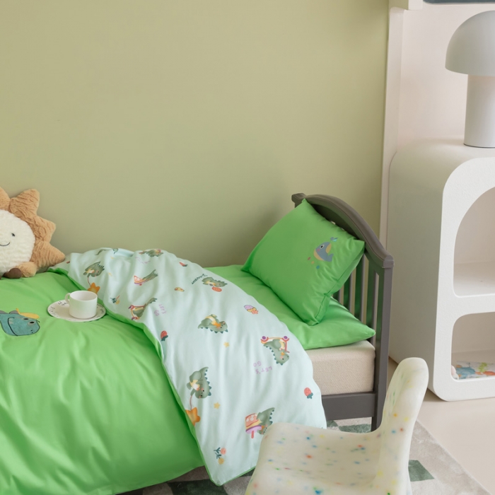 91家纺网 家纺一手货源 找家纺 喜多兔 2023新款40支13372纯棉小小梦绣花幼儿园被子三件套 绿色滑板恐龙