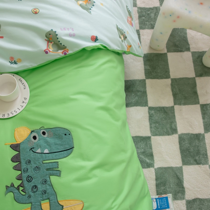 91家纺网 家纺一手货源 找家纺 喜多兔 2023新款40支13372纯棉小小梦绣花幼儿园被子三件套 绿色滑板恐龙