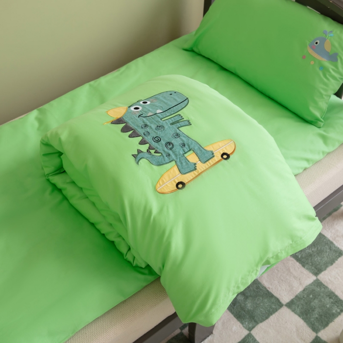 91家纺网 家纺一手货源 找家纺 喜多兔 2023新款40支13372纯棉小小梦绣花幼儿园被子三件套 绿色滑板恐龙