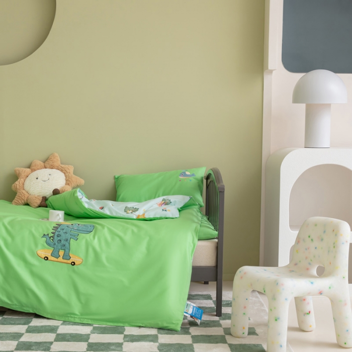 91家纺网 家纺一手货源 找家纺 喜多兔 2023新款40支13372纯棉小小梦绣花幼儿园被子三件套 绿色滑板恐龙