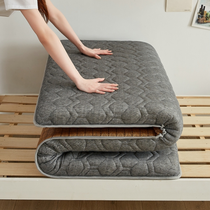 91家纺网 家纺一手货源 找家纺 锦丝钰床垫 2025新款学生多功能冰藤针织棉双面四季两用床垫 格子灰