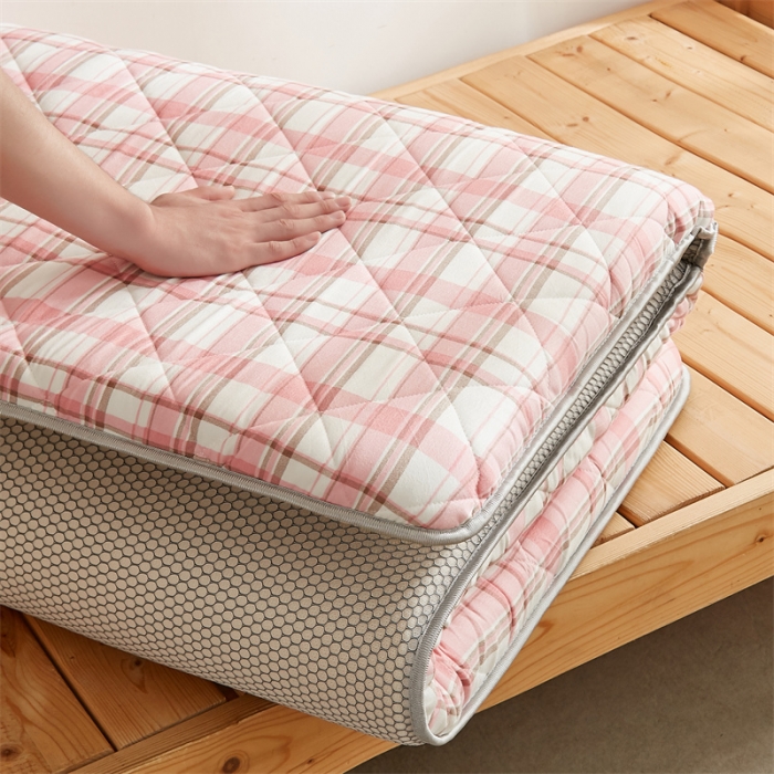 91家纺网 家纺一手货源 找家纺 寐珂 2025新款水洗棉棉花床垫系列-学生款 草莓格调