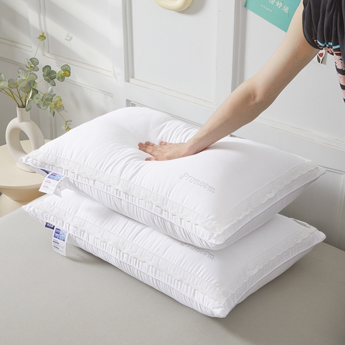 91家纺网 家纺一手货源 找家纺 （总）歌历斯  2023新款滚边烫钻蓬松舒睡玻尿酸纤维亲肤枕