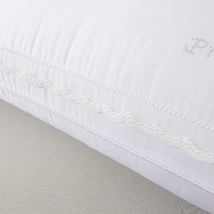 91家纺网 家纺一手货源 找家纺 （总）歌历斯  2023新款滚边烫钻蓬松舒睡玻尿酸纤维亲肤枕