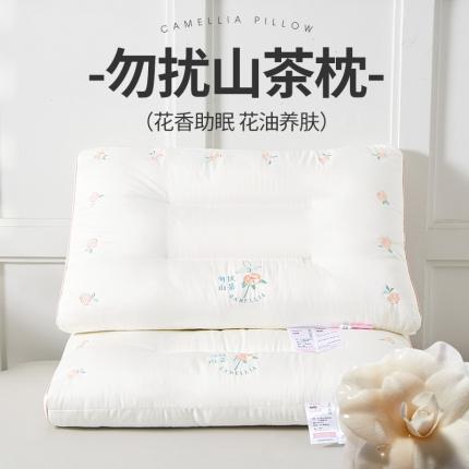 91家纺网 家纺一手货源 找家纺 （总）歌历斯 2023新款亲肤羽丝棉刺绣勿扰山茶枕