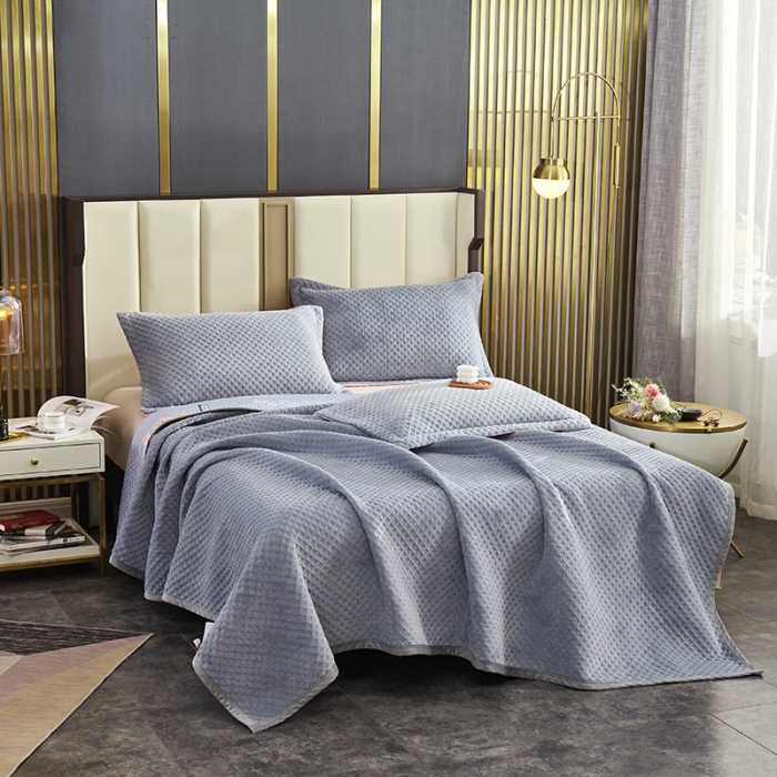 91家纺网 家纺一手货源 找家纺 （总）佳梦家纺 2023新款牛奶绒华夫格床盖