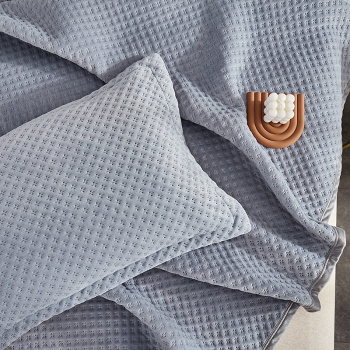 91家纺网 家纺一手货源 找家纺 （总）佳梦家纺 2023新款牛奶绒华夫格床盖