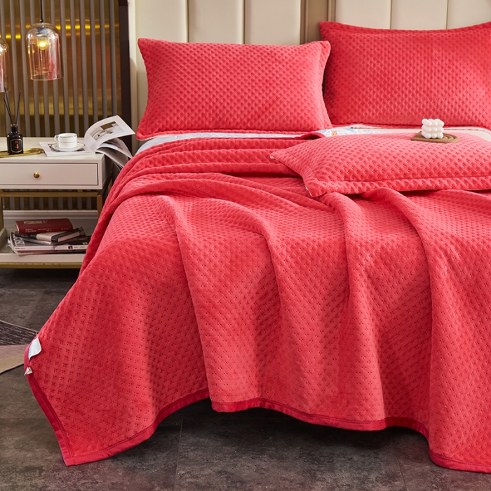 91家纺网 家纺一手货源 找家纺 佳梦家纺 2023新款牛奶绒华夫格床盖 红色