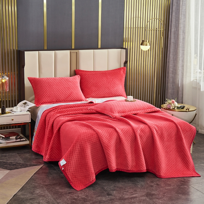 91家纺网 家纺一手货源 找家纺 佳梦家纺 2023新款牛奶绒华夫格床盖 红色