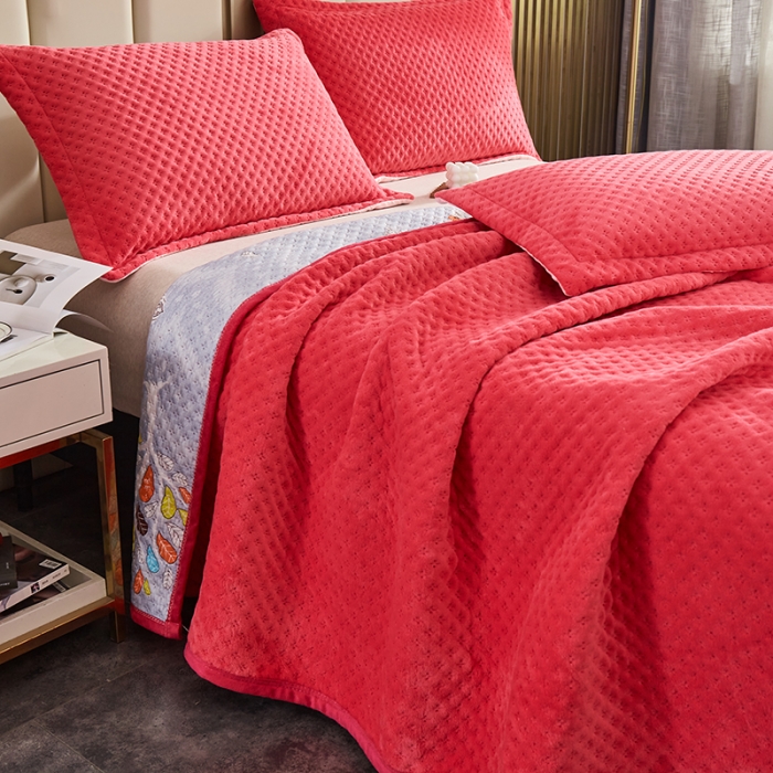 91家纺网 家纺一手货源 找家纺 佳梦家纺 2023新款牛奶绒华夫格床盖 红色