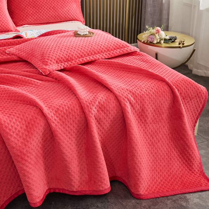 91家纺网 家纺一手货源 找家纺 佳梦家纺 2023新款牛奶绒华夫格床盖 红色