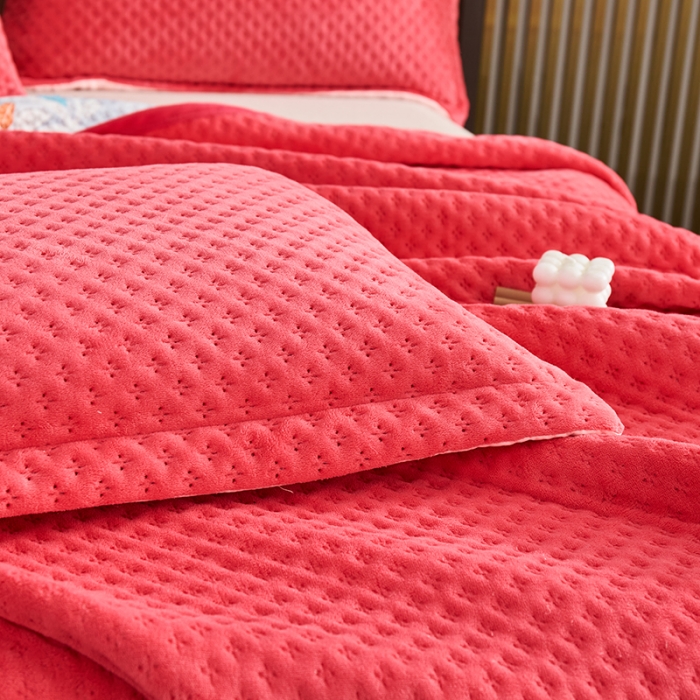 91家纺网 家纺一手货源 找家纺 佳梦家纺 2023新款牛奶绒华夫格床盖 红色