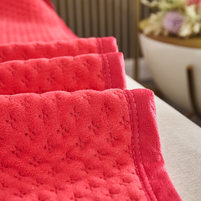 91家纺网 家纺一手货源 找家纺 佳梦家纺 2023新款牛奶绒华夫格床盖 红色