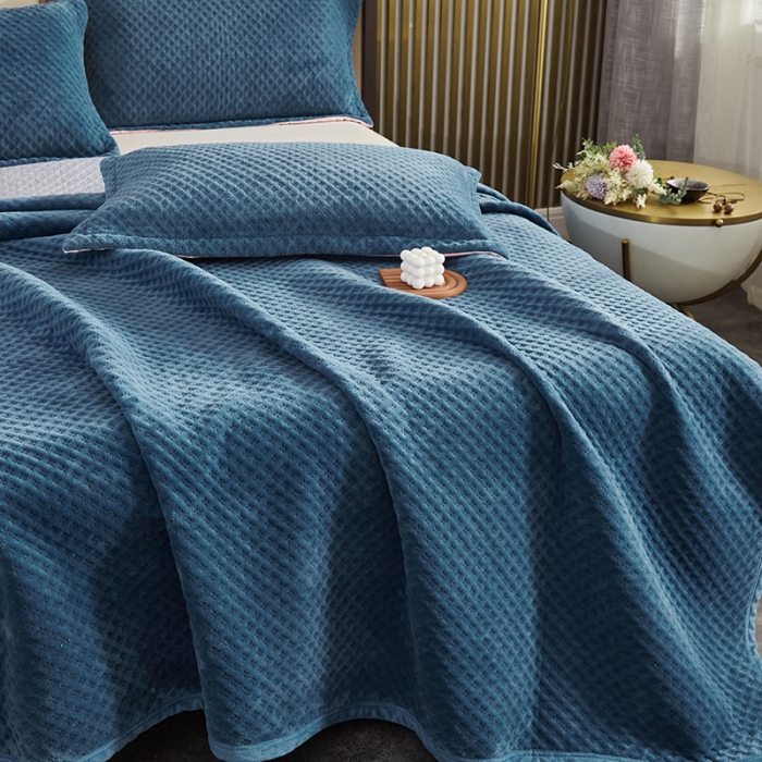 91家纺网 家纺一手货源 找家纺 佳梦家纺 2023新款牛奶绒华夫格床盖 蓝色