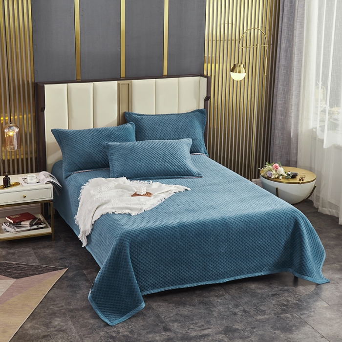 91家纺网 家纺一手货源 找家纺 佳梦家纺 2023新款牛奶绒华夫格床盖 蓝色