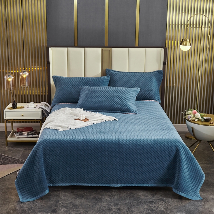 91家纺网 家纺一手货源 找家纺 佳梦家纺 2023新款牛奶绒华夫格床盖 蓝色