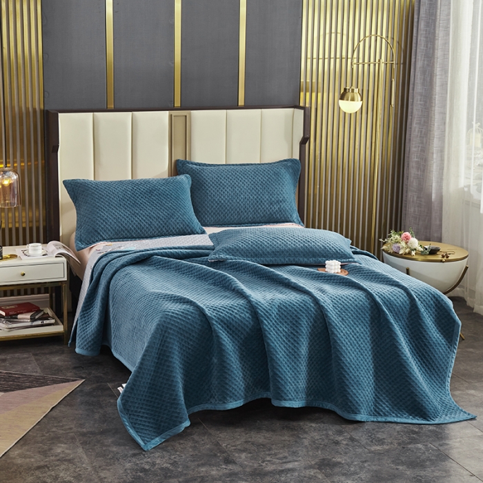 91家纺网 家纺一手货源 找家纺 佳梦家纺 2023新款牛奶绒华夫格床盖 蓝色
