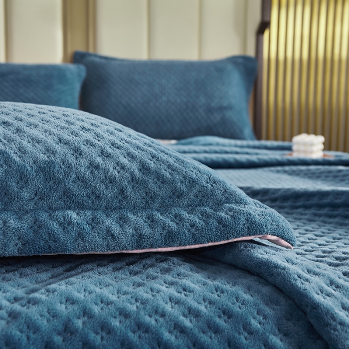 91家纺网 家纺一手货源 找家纺 佳梦家纺 2023新款牛奶绒华夫格床盖 蓝色