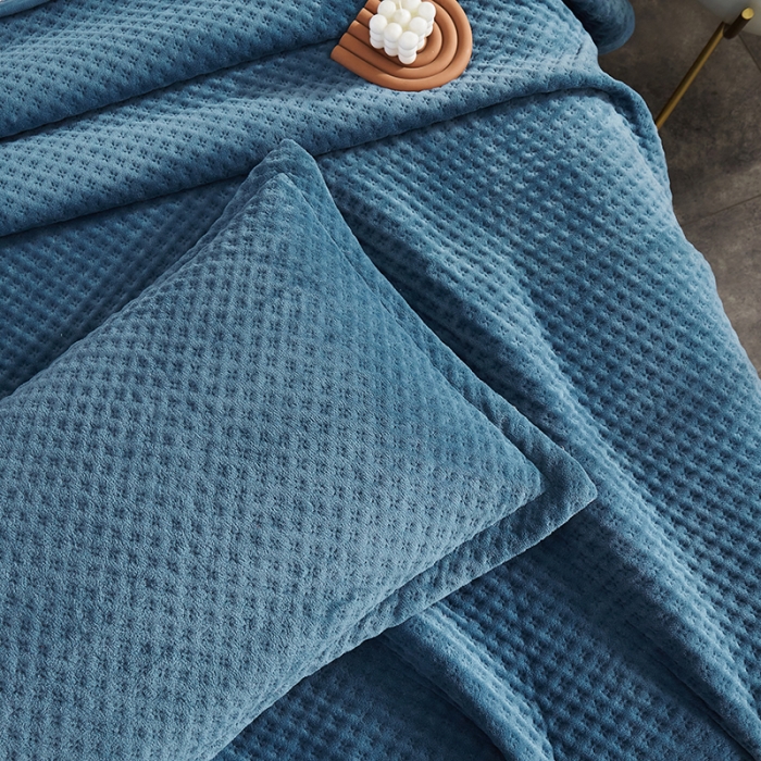 91家纺网 家纺一手货源 找家纺 佳梦家纺 2023新款牛奶绒华夫格床盖 蓝色