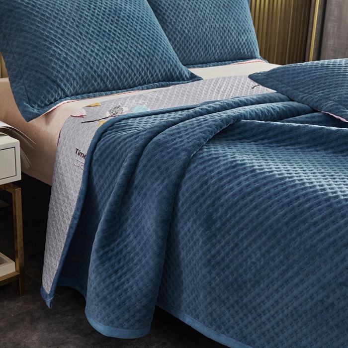 91家纺网 家纺一手货源 找家纺 佳梦家纺 2023新款牛奶绒华夫格床盖 蓝色