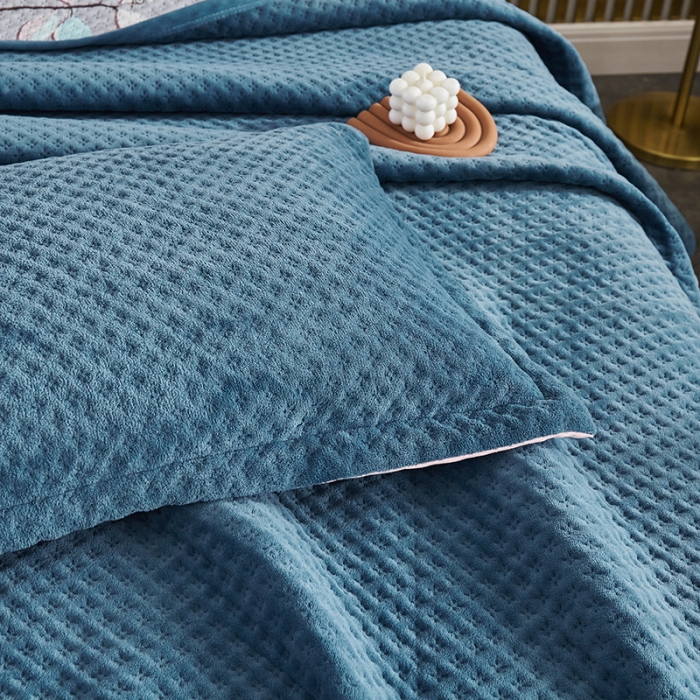 91家纺网 家纺一手货源 找家纺 佳梦家纺 2023新款牛奶绒华夫格床盖 蓝色