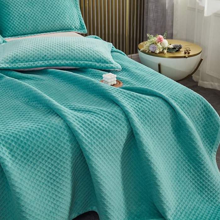 91家纺网 家纺一手货源 找家纺 佳梦家纺 2023新款牛奶绒华夫格床盖 绿色