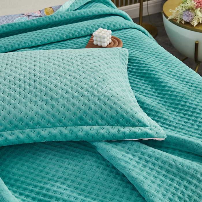 91家纺网 家纺一手货源 找家纺 佳梦家纺 2023新款牛奶绒华夫格床盖 绿色