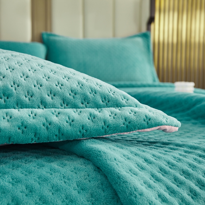 91家纺网 家纺一手货源 找家纺 佳梦家纺 2023新款牛奶绒华夫格床盖 绿色