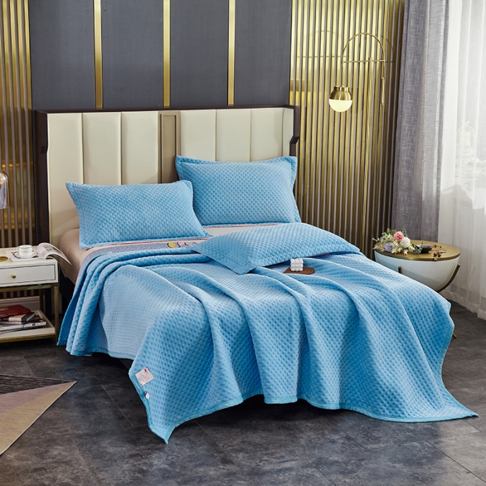 91家纺网 家纺一手货源 找家纺 佳梦家纺 2023新款牛奶绒华夫格床盖 天蓝