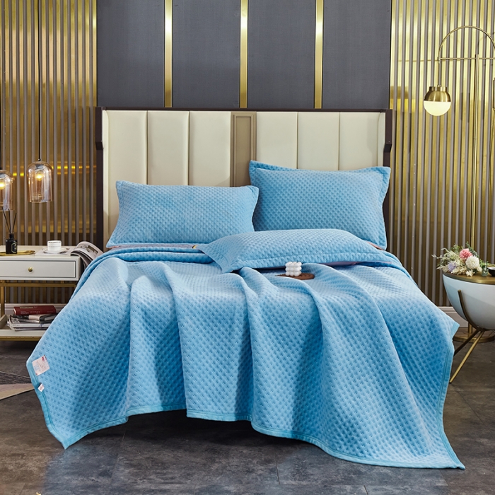 91家纺网 家纺一手货源 找家纺 佳梦家纺 2023新款牛奶绒华夫格床盖 天蓝