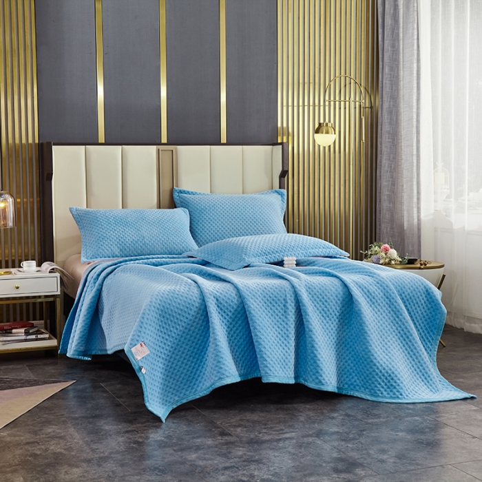 91家纺网 家纺一手货源 找家纺 佳梦家纺 2023新款牛奶绒华夫格床盖 天蓝