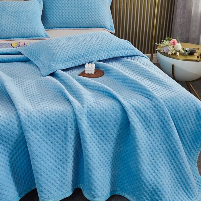 91家纺网 家纺一手货源 找家纺 佳梦家纺 2023新款牛奶绒华夫格床盖 天蓝