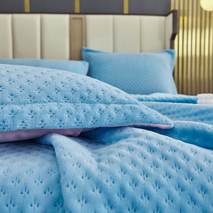 91家纺网 家纺一手货源 找家纺 佳梦家纺 2023新款牛奶绒华夫格床盖 天蓝