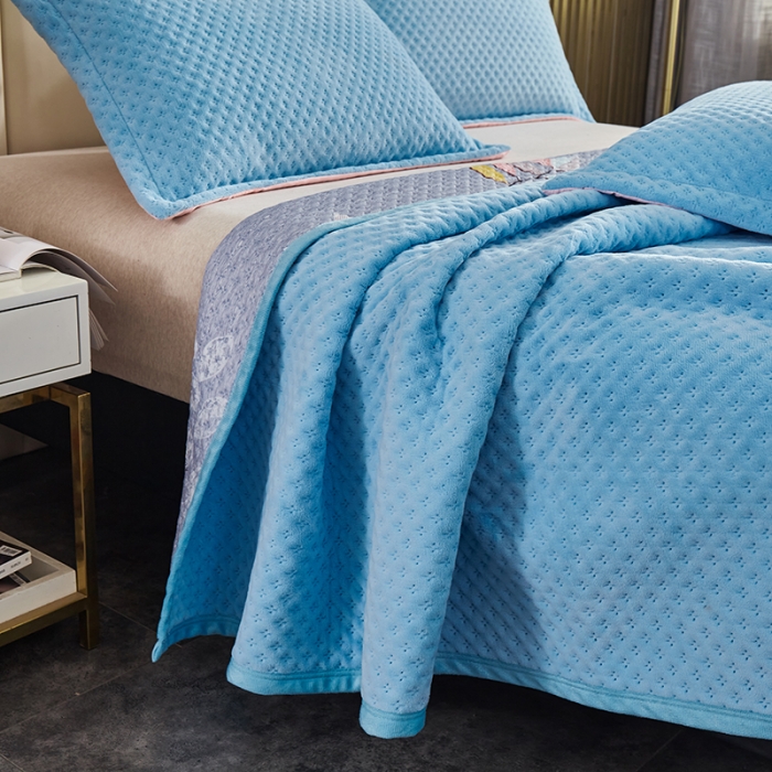 91家纺网 家纺一手货源 找家纺 佳梦家纺 2023新款牛奶绒华夫格床盖 天蓝