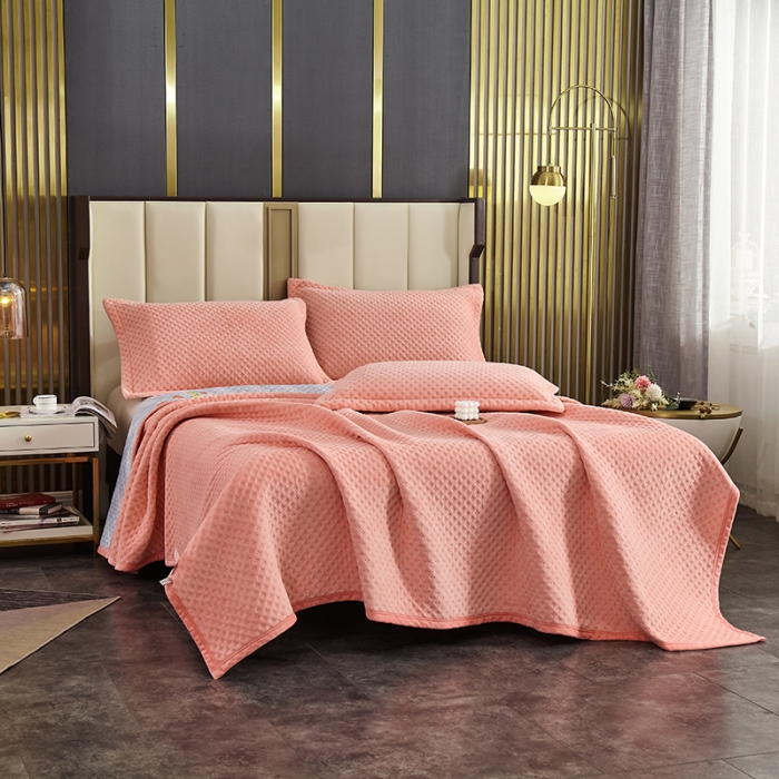 91家纺网 家纺一手货源 找家纺 佳梦家纺 2023新款牛奶绒华夫格床盖 玉色