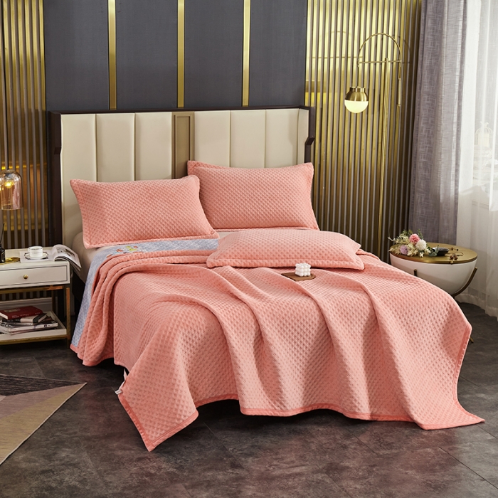 91家纺网 家纺一手货源 找家纺 佳梦家纺 2023新款牛奶绒华夫格床盖 玉色