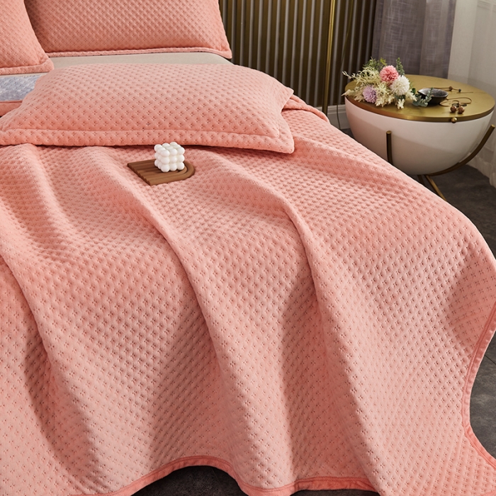 91家纺网 家纺一手货源 找家纺 佳梦家纺 2023新款牛奶绒华夫格床盖 玉色