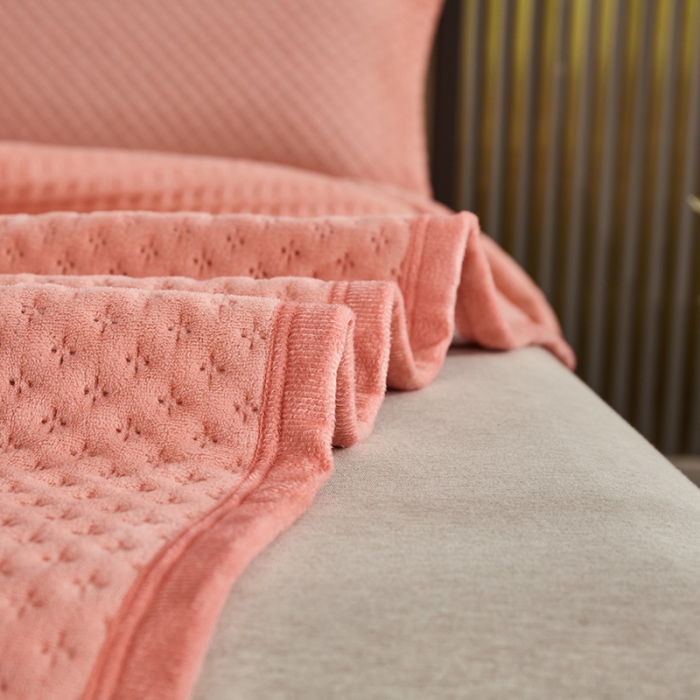 91家纺网 家纺一手货源 找家纺 佳梦家纺 2023新款牛奶绒华夫格床盖 玉色