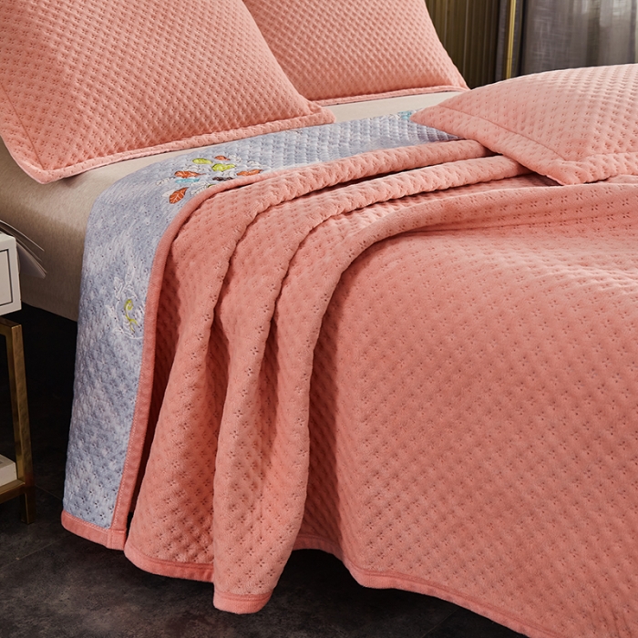 91家纺网 家纺一手货源 找家纺 佳梦家纺 2023新款牛奶绒华夫格床盖 玉色