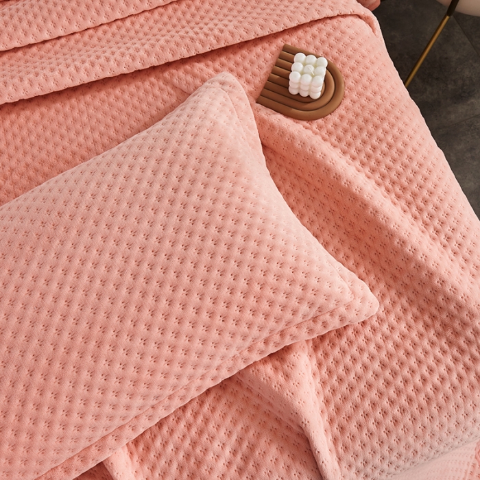 91家纺网 家纺一手货源 找家纺 佳梦家纺 2023新款牛奶绒华夫格床盖 玉色