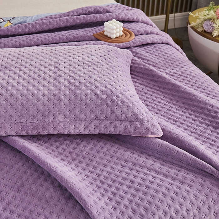 91家纺网 家纺一手货源 找家纺 佳梦家纺 2023新款牛奶绒华夫格床盖 紫色