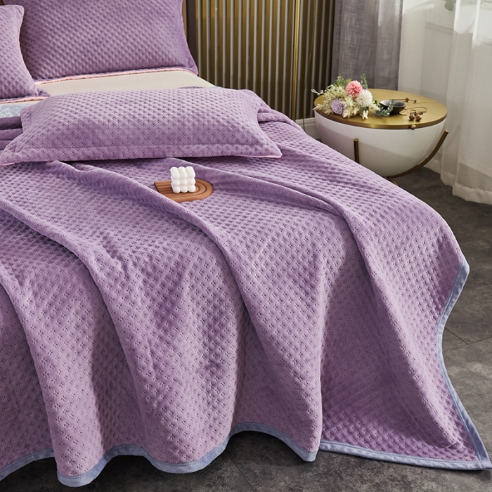 91家纺网 家纺一手货源 找家纺 佳梦家纺 2023新款牛奶绒华夫格床盖 紫色
