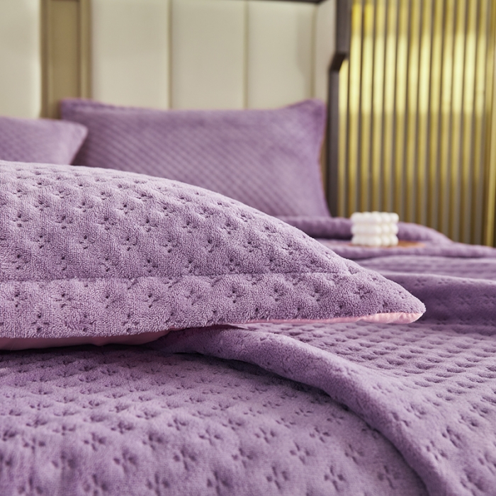 91家纺网 家纺一手货源 找家纺 佳梦家纺 2023新款牛奶绒华夫格床盖 紫色