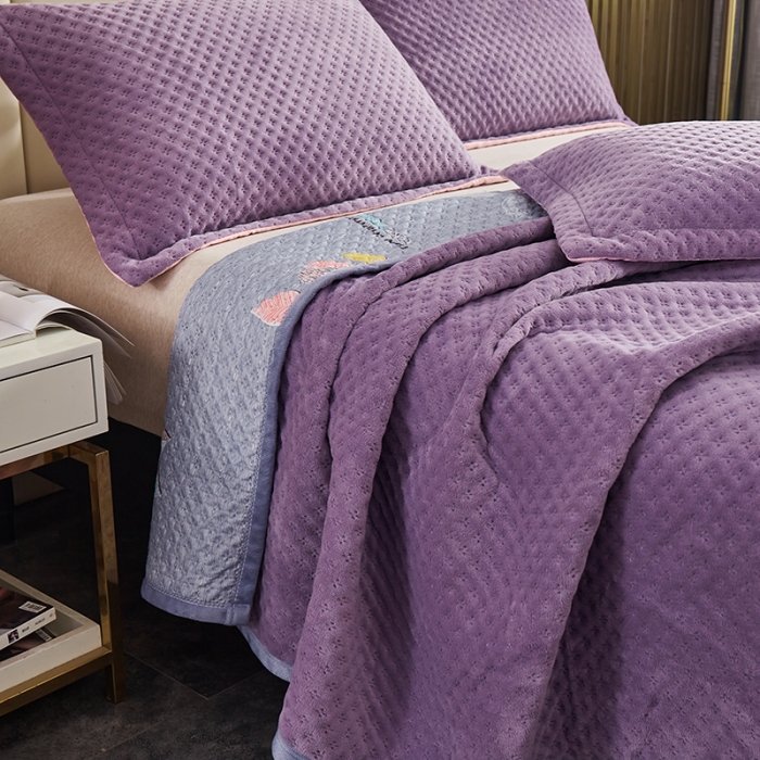 91家纺网 家纺一手货源 找家纺 佳梦家纺 2023新款牛奶绒华夫格床盖 紫色